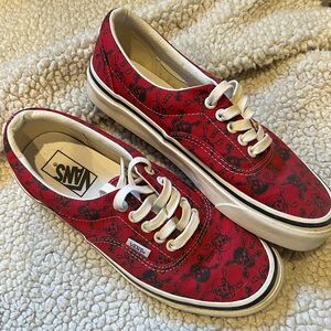 SKULL AND CROSSBONES VANS short - size 9 womens